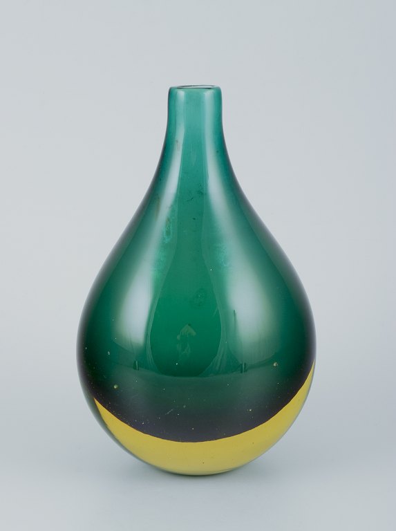 Murano, Italien.
Vase i grønt kunstglas. Buttet form.