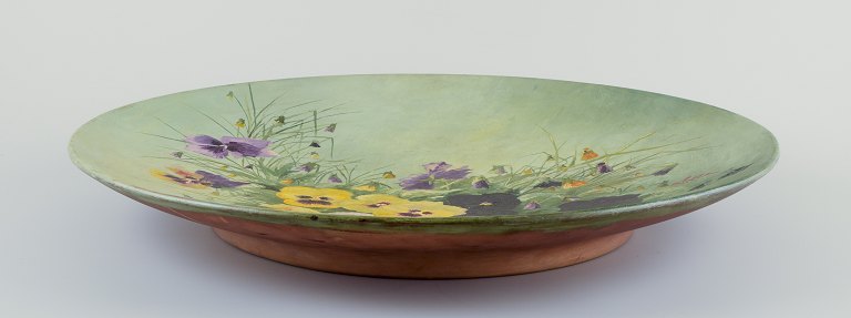 Eva Jancke-Björk (1882–1981) for Rörstrand, Sverige. Kolossal vægplakette af 
chamotteler.
Håndmalet med blomstermotiv.