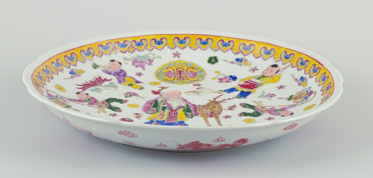 Antikt kinesisk fad af porcelæn.
Håndmalet i polykrom glasur.