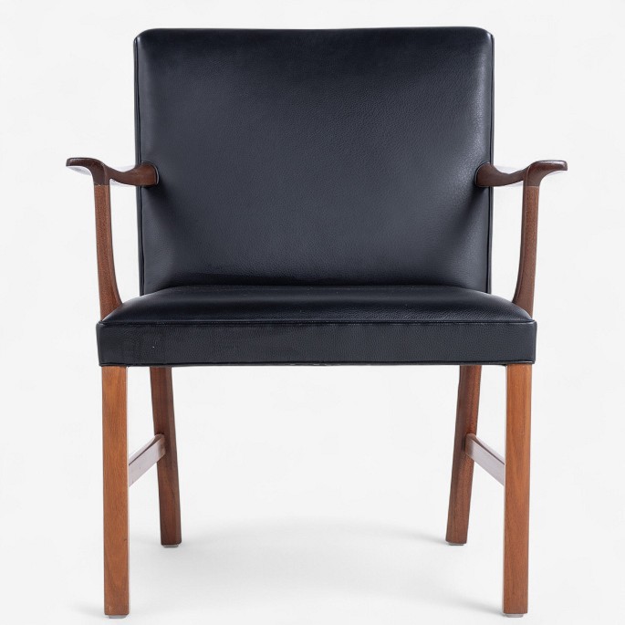 Ole Wanscher / A.J. Iversen
Armchair in mahogany and black leather.
1 pc. in stock
