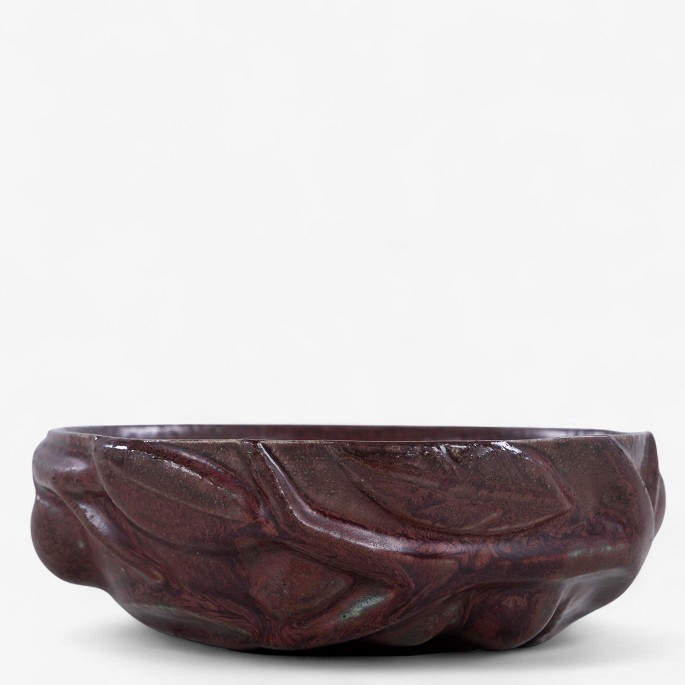 Axel Salto / Royal Copenhagen.
Stoneware bowl with modeled fruits in oxblood glaze. Signed.
1 pc. in stock
