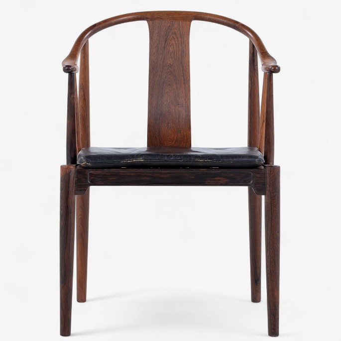 Hans J. Wegner / Fritz Hansen.
Kinastol i Rio-palisander med hynde i patineret sort læder.
1 pc. in stock
