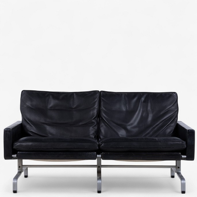 Poul Kjærholm / E. Kold Christensen.
PK 31/2 - 2-seater sofa in patinated black leather with steel frame.
1 pc. in stock
