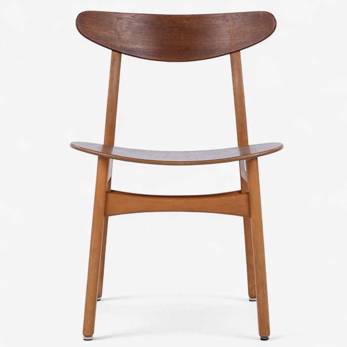 Hans J. Wegner / Carl Hansen & Son.
CH 30 - Dining chair with frame in patinated beech and headboard in teak.
1 pc. in stock
