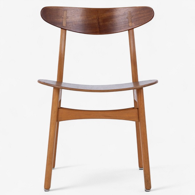 Hans J. Wegner / Carl Hansen & Son.
CH 30 - Dining chair with frame in patinated beech and headboard in teak.
