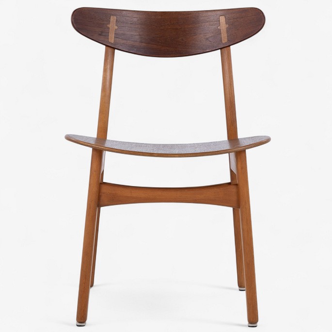 Hans J. Wegner / Carl Hansen & Son.
CH 30 - Dining chair with frame in patinated beech and headboard in teak.
1 pc. in stock
