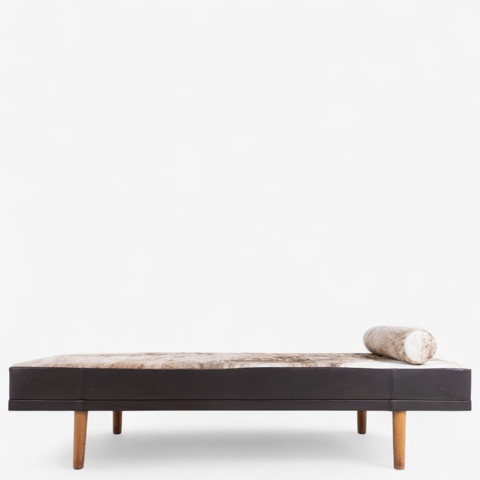 Hans J. Wegner / Getama.
Daybed upholstered in cowhide with leather seat and beech wood legs.
1 pc. in stock

