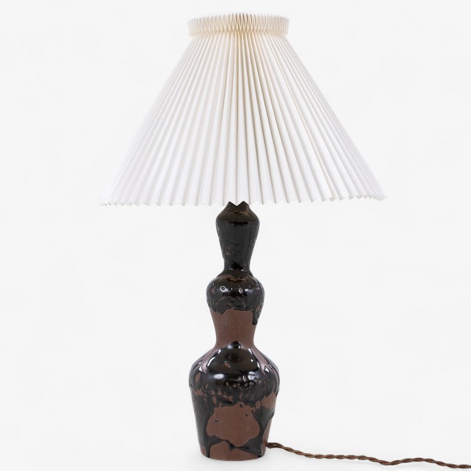 Axel Salto
Table lamp in stoneware decorated with reddish brown glaze and olivine glaze 
with new pleated shade. Designed in 1944. Signed.
1 pc. in stock
