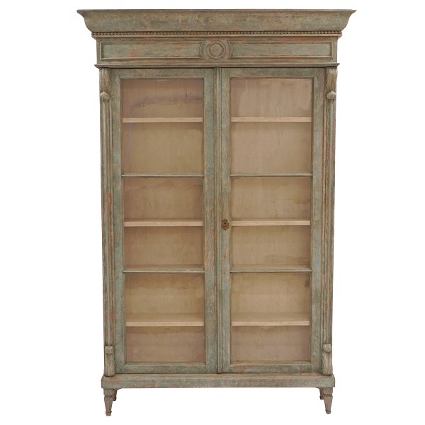 Hell grau/grün dekorierte Vitrine ca. 1850. H: 213cm. B: 139cm. T: 36cm (oben) / 
25cm (Mitte)