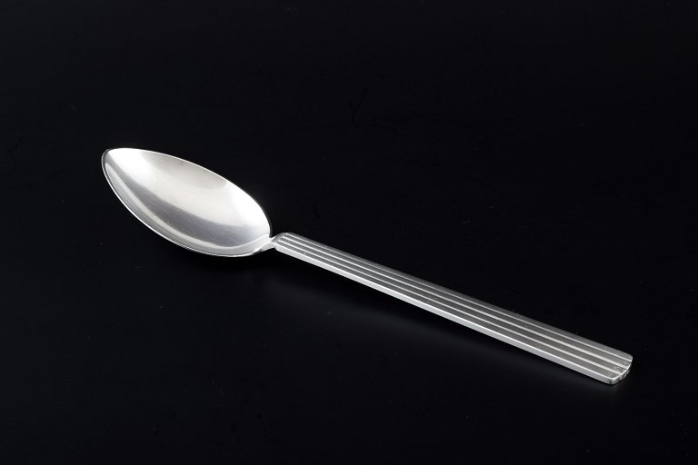 Georg Jensen, Bernadotte
Stor middagsske i sterling sølv