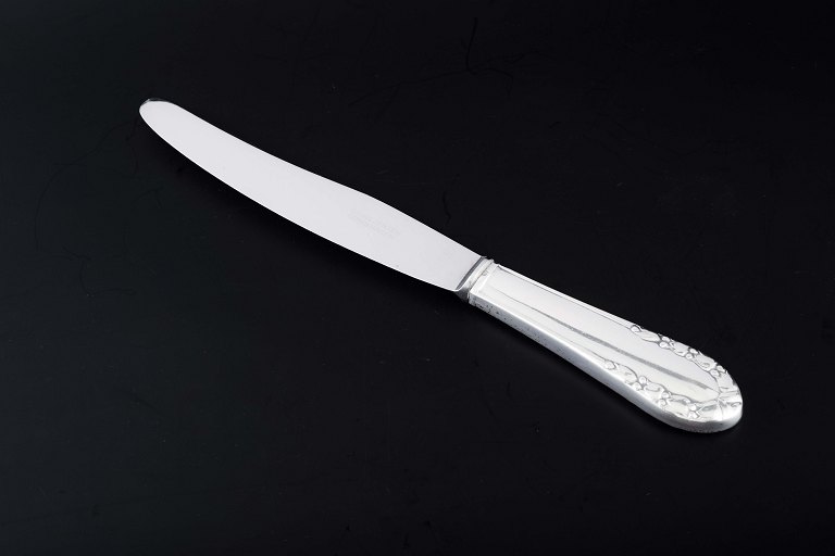 Georg Jensen
Middagskniv i mønsteret "Liljekonval" (Lily of the Valley).