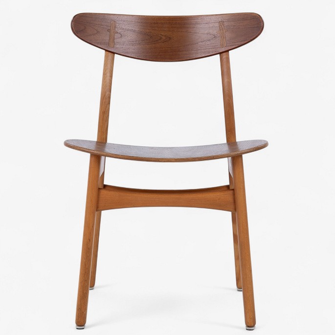 Hans J. Wegner / Carl Hansen & Son.
CH 30 - Dining chair with frame in patinated beech and headboard in teak.
1 pc. in stock
