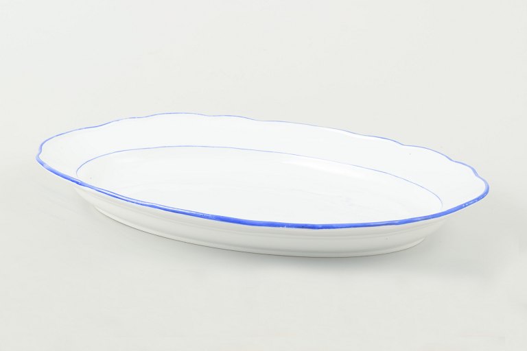 Meissen
Serveringsfad i hvidglaseret porcelæn med bølget kant og blå staffering.