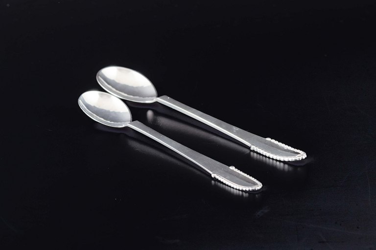 Georg Jensen
2 skeer i mønsteret “Kugle”.
Sterling sølv.