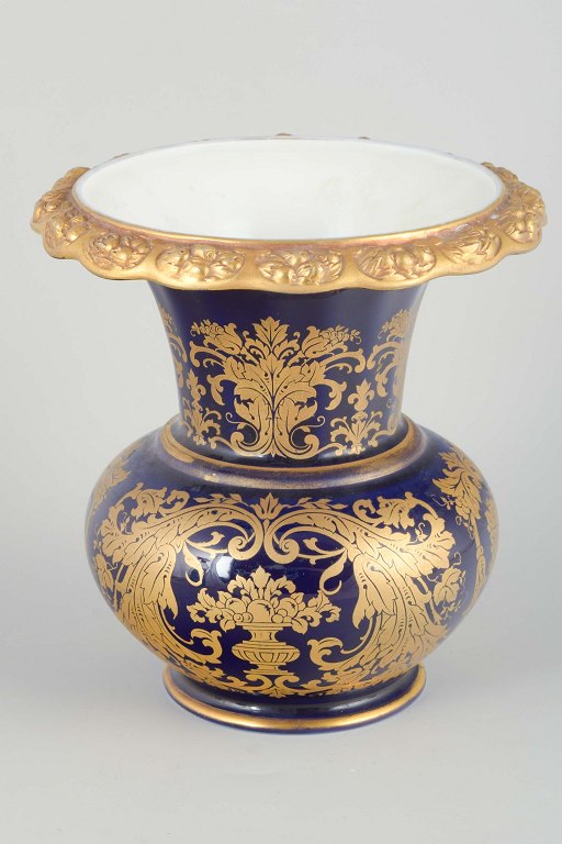 Rosenthal Vase
Ca. 1940s.