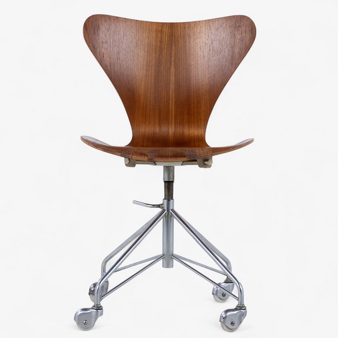 Arne Jacobsen / Fritz Hansen.
AJ 3117 - 