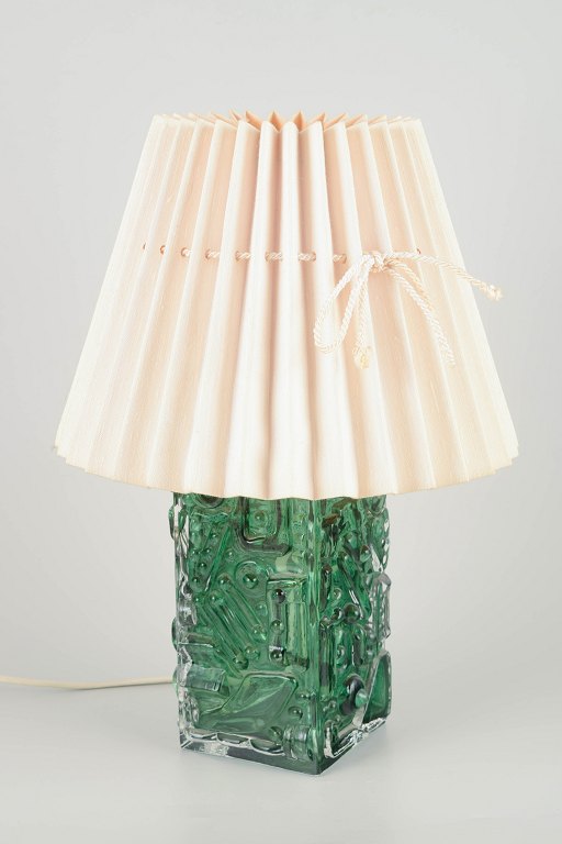 Josef Schott
Tjekkisk glaskunstner.
Bordlampe i formpresset glas, 1970’erne.
