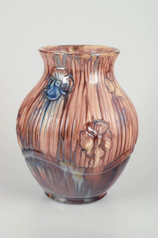 Roskilde LervarefabrikStor keramisk vase med reliefornamentik, 1920/30’erne.