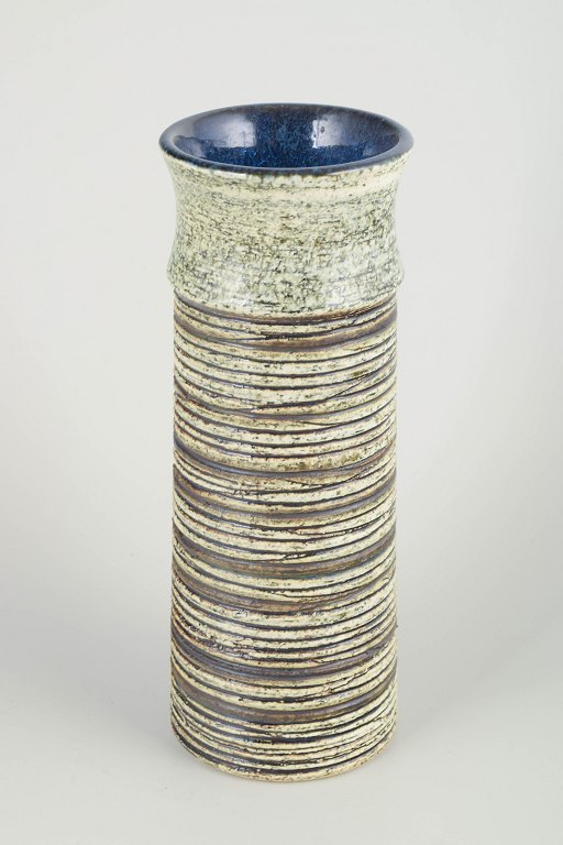 Britt Louise Sundell for GustavsbergVase i stentøj med reliefdekoration, 1980’erne.