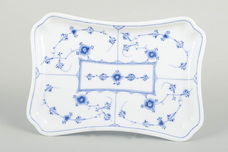 Royal Copenhagenmusselmalet riflet, model 1/269.Bakke, 1920’erne.