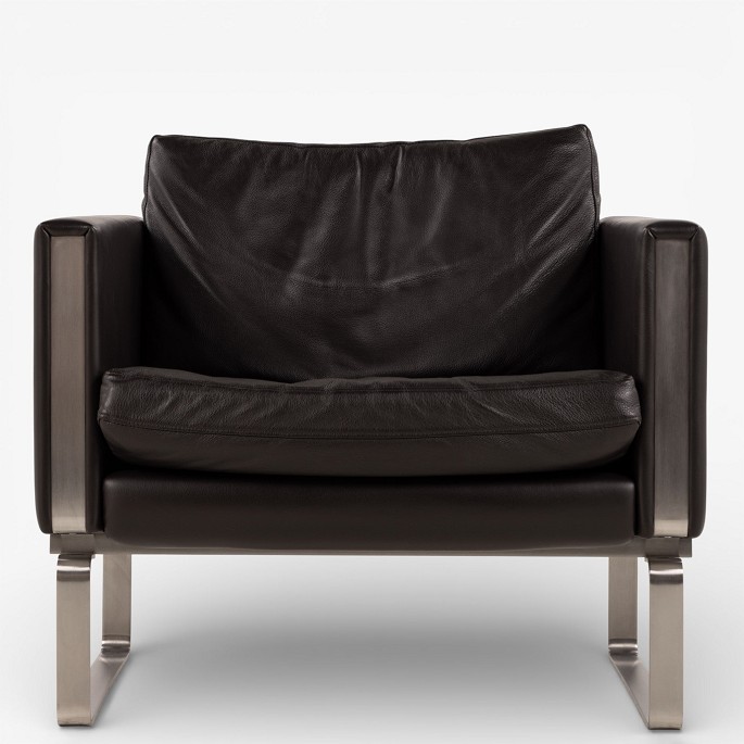 Hans J. Wegner / Carl Hansen & Son.CH 101 - Armchair in dark brown, patinated semi-aniline leather with steel frame. Manufacturer