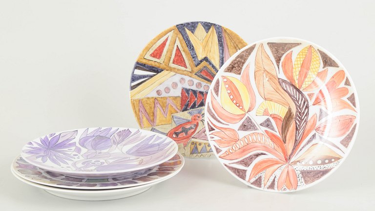 Sæt af fem håndmalede porcelænstallerkener.