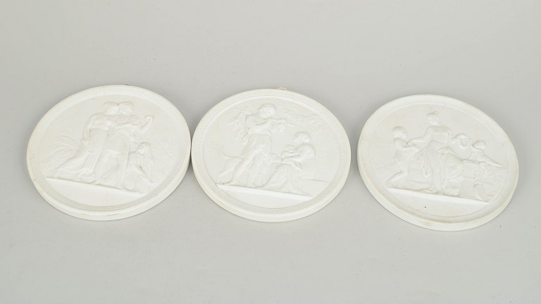 Royal Copenhagen, sæt af tre biscuit vægrelieffer efter Thorvaldsen.