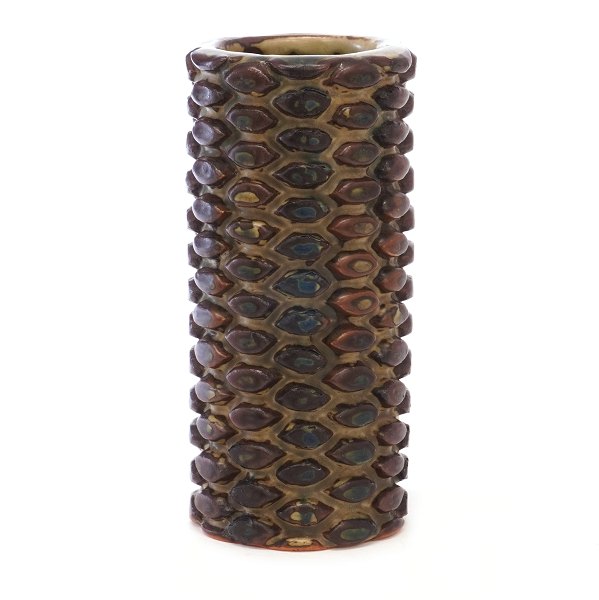 Salto vase. Axel Salto, 1889-1961, tidlig cylindrisk vase udført i stentøj i knoppet stil med usædvanligt dybe knopper. Signeret Salto og dateret 1941/1947. H: 15,2cm. D: 7cm