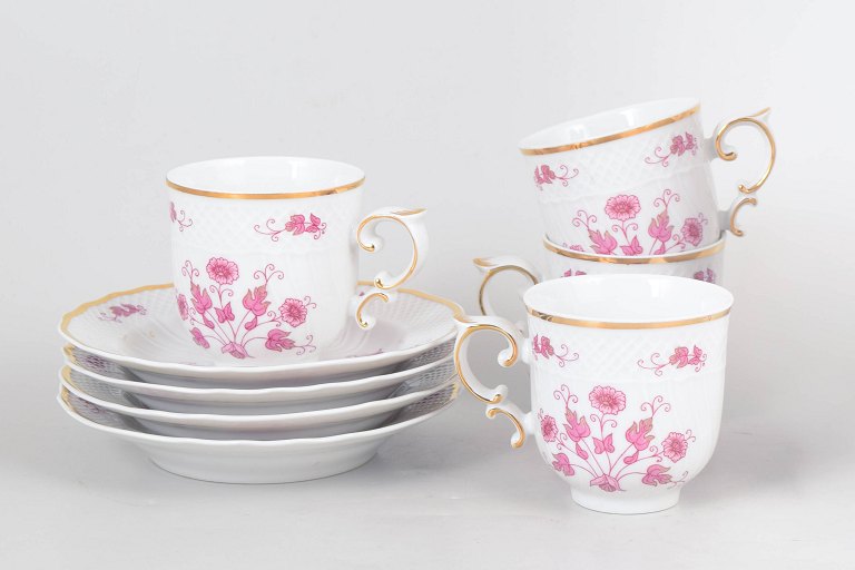 Sæt af fire Hollóháza kaffekopper med underkopper, rosa blomsterdekoration.