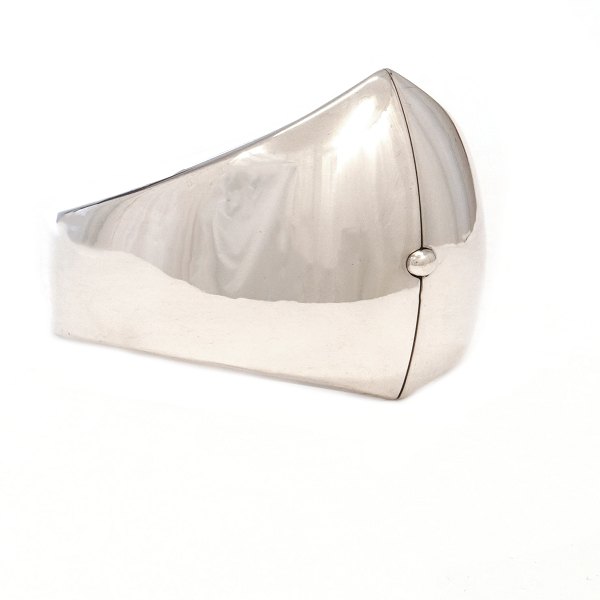 Nanna Ditzel for Georg Jensen sterlingsølv armbånd 107 i kraftig kvalitet. Stemplet Nanna og Jørgen Ditzel og Georg Jensen. Indv. mål: 6x5cm. Kan lukkes op. V: 111gr