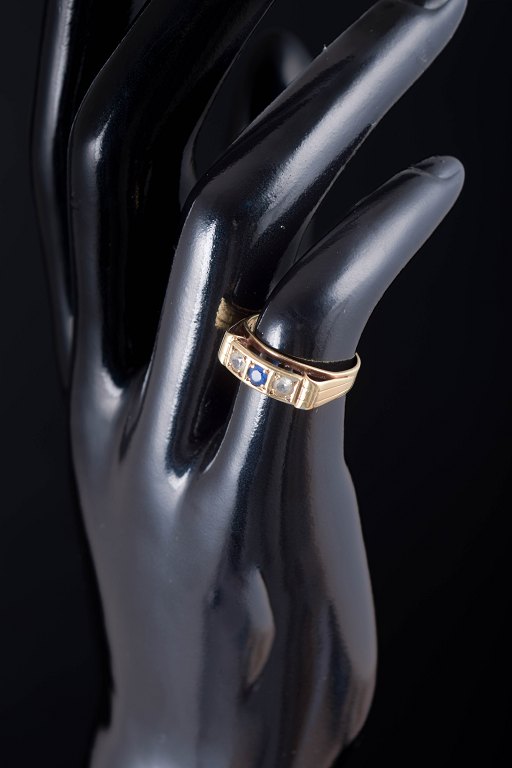 14 karat guldring med blå og farveløse sten.
