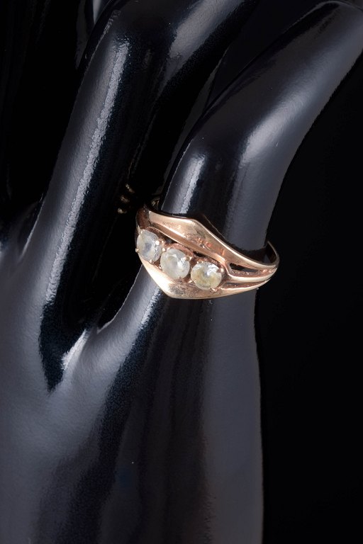 14 karat guldring med tre farveløse sten.