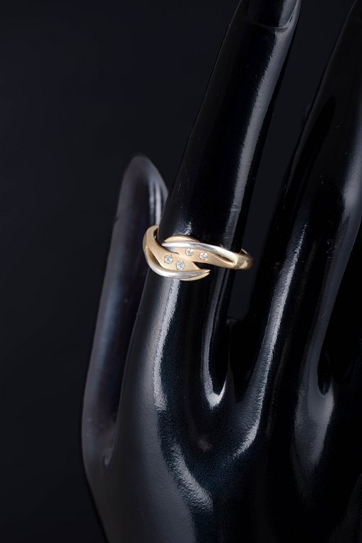 8 karat guldring med hvide sten.