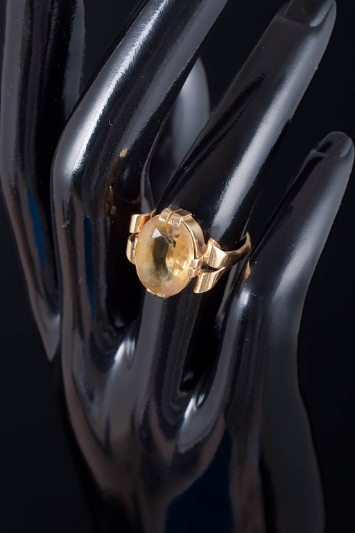18 karat guldring med citrin. Svensk guldsmed.