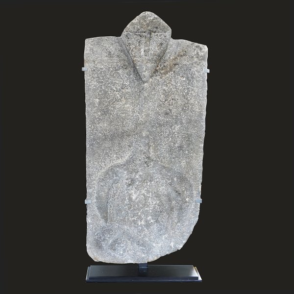 Mindestele af koralsten fra atollen Ontung Java (Nordøst for Australien) udfærdiget omkring år 1800. Monteret på stativ. Hidrørende fra belgisk privatsamling. H: 110cm. B: 52cm. D: 8cm