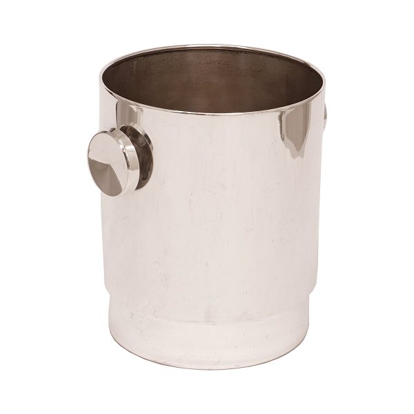 Champagnekøler i forsølvet metal udført i art deco stil ca. år 1920-30. H: 20,5cm. D: 18cm