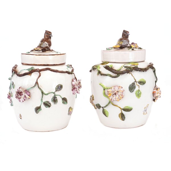To polykromt dekorerede lågvaser plastisk modelleret dekoreret med blomster, grene og fugle. Marieberg ca. år 1765. H: 26cm