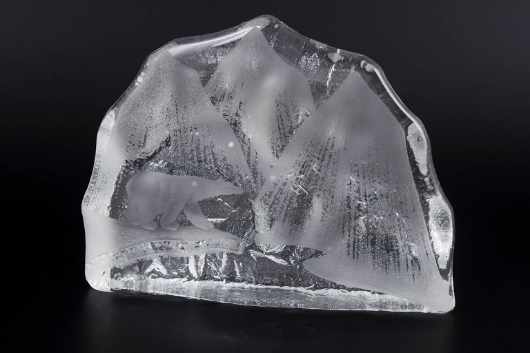 J. Jonasson for Bergdala Glasbruk, kunstglasskulptur med isbjørn.