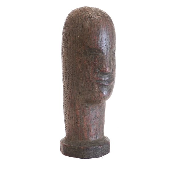 Stort Otto P-hoved. Otto Pedersen, 1902-95, skulptur i træ signeret "Otto P". H: 28cm